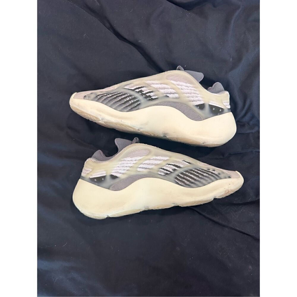 US SIZE 6.5 Yeezys 700 series V3 white and gray